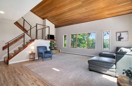 Berrien Springs House | Smitten in da Mitten - 18 acres, Arcades, High Spd Web, Hot Tub, Pond!