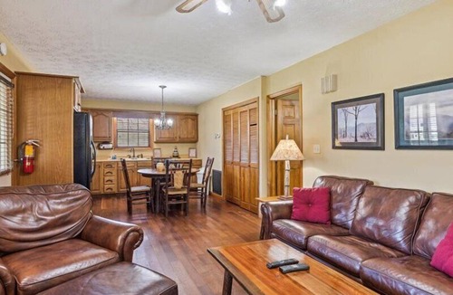 Pittman Center Cabin | Smoky Cove: Gorgeous, Pet Friendly Cabin located only 1 mile from Gatlinburg City limits!