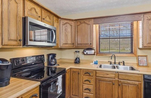 Pittman Center Cabin | Smoky Cove: Gorgeous, Pet Friendly Cabin located only 1 mile from Gatlinburg City limits!