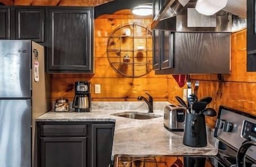 Townsend Cabin | Smoke Rise is a remodeled modern cabin near it all