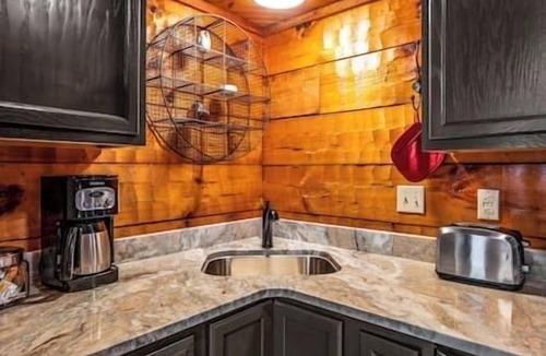 Townsend Cabin | Smoke Rise is a remodeled modern cabin near it all