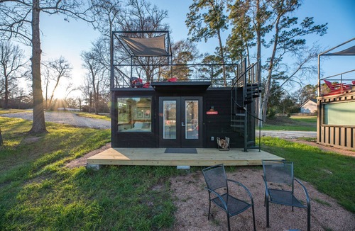 Willis House | Smoke Shack-2 mins to Lake Conroe! Rooftop deck, Heated Pool, Fire Pit