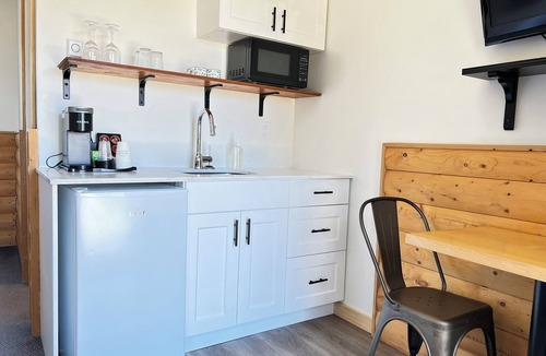 Onanole Hotel | Smokey Hollow Motel & Resort