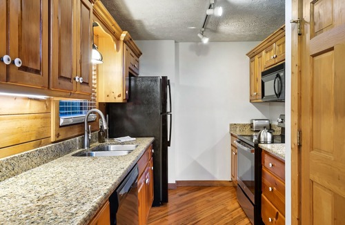 Gatlinburg Cabin | Smokies Spring & Summer Break: Arcade, Hot-Tub, BBQ, Movies, Gatlinburg