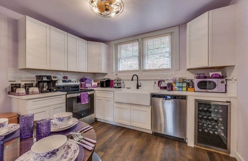 Greeneville House | Smokies Stay, Historic Downtown