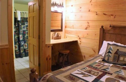 Pigeon Forge House | Smoky Mountain Retreat- Resort Cabin with modern amenities in the heart of PF