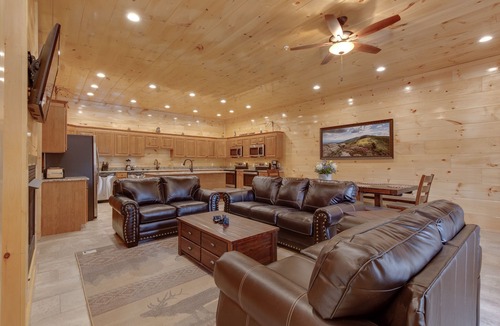 Gatlinburg Cabin | Smoky Mountain Splash | Groups Welcome, Pool, Hot Tub+ Game Room