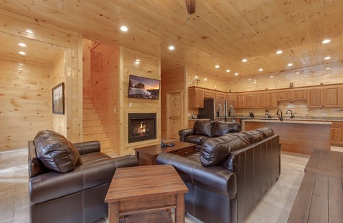 Gatlinburg Cabin | Smoky Mountain Splash | Groups Welcome, Pool, Hot Tub+ Game Room