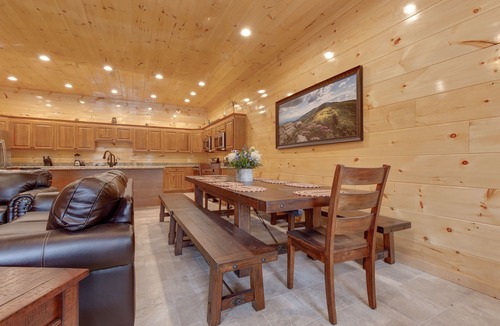 Gatlinburg Cabin | Smoky Mountain Splash | Groups Welcome, Pool, Hot Tub+ Game Room