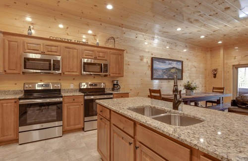 Gatlinburg Cabin | Smoky Mountain Splash | Groups Welcome, Pool, Hot Tub+ Game Room