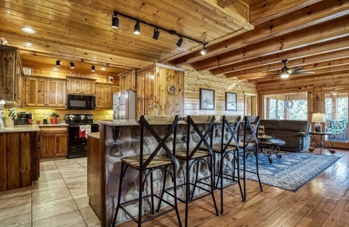 Gatlinburg - Pigeon Forge House | Smoky Mountain Views | 5BR/5BA | Hot Tub