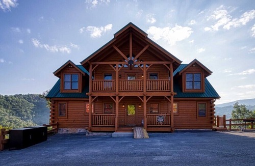 Gatlinburg - Pigeon Forge House | Smoky Mountain Views | 5BR/5BA | Hot Tub