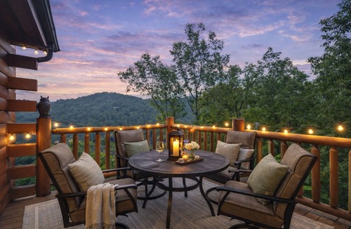Gatlinburg - Pigeon Forge House | Smoky Mountain Views | 5BR/5BA | Hot Tub