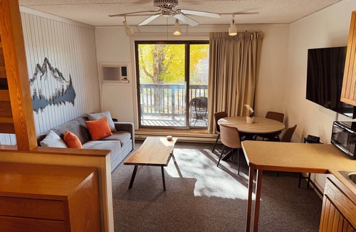 Jeffersonville House | Smooth 2-minute ski to Lift Ski-in Ski-out Smuggs Condo ⭐️