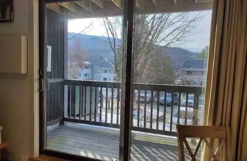 Jeffersonville House | Smooth 2-minute ski to Lift Ski-in Ski-out Smuggs Condo ⭐️