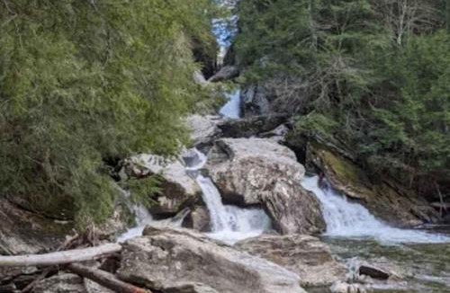 Jeffersonville House | Smuggler's Notch Mountain House with hot tub & river