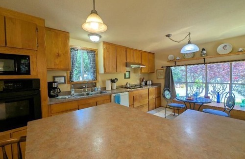 Florence House | Smugglers Cove - Dog Friendly walk to beach