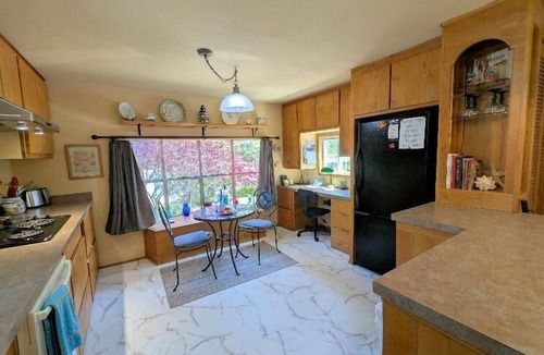 Florence House | Smugglers Cove - Dog Friendly walk to beach