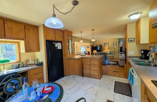 Florence House | Smugglers Cove - Dog Friendly walk to beach