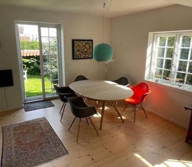 Snekkersten Apartment | Smuk lejlighed med sundkig lige ved stranden