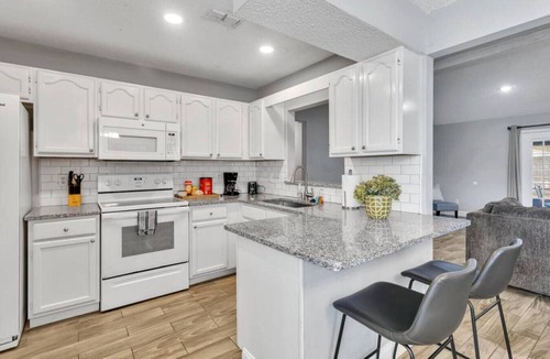 Southside House | SMV Spacious 3BR Pet-Friendly Home Quiet Mandarin Neighborhood