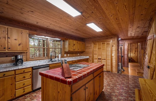 Fort Payne Cabin | Snail’s Pace South-6br/3.5 bath w/gorgeous views