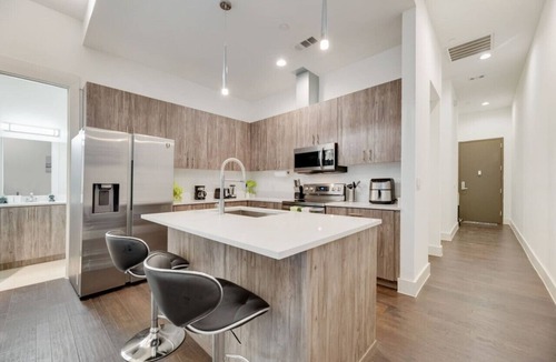 Cedars Apartment | Snappy loft style 2BR | Gym | Parking | Workspace