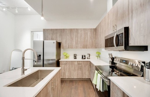 Cedars Apartment | Snappy loft style 2BR | Gym | Parking | Workspace