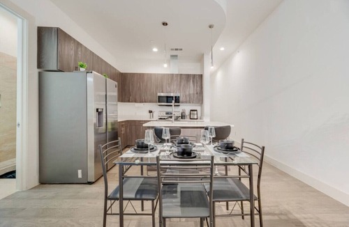 Cedars Apartment | Snappy loft style 2BR | Gym | Parking | Workspace