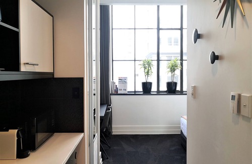 Auckland Central Business District Apartment | Snazzy Downtown Studio by Sky Tower with Rooftop Pool