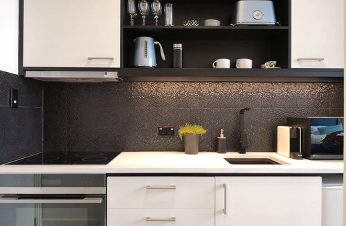 Auckland Central Business District Apartment | Snazzy Downtown Studio by Sky Tower with Rooftop Pool