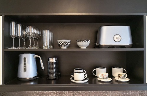 Auckland Central Business District Apartment | Snazzy Downtown Studio by Sky Tower with Rooftop Pool