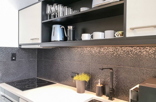 Auckland Central Business District Apartment | Snazzy Downtown Studio by Sky Tower with Rooftop Pool