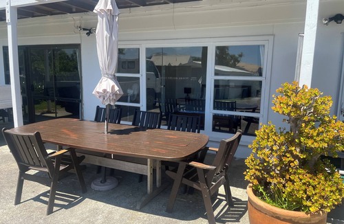 Omapere Apartment | Sneezle Beezle Beach Apartment