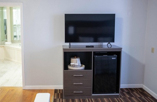 Main Street Hyannis House | SNK - Princess Suite with Jacuzzi