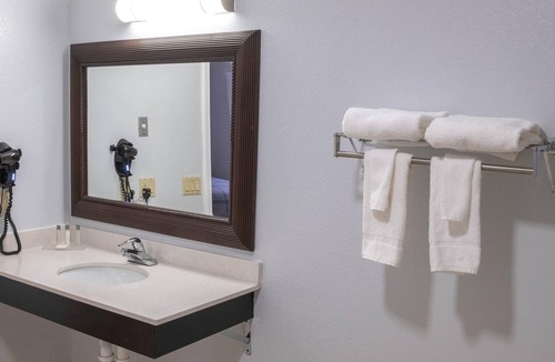 Main Street Hyannis House | SNK - Princess Suite with Jacuzzi