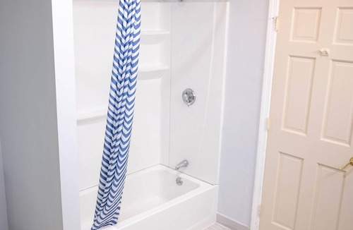 Main Street Hyannis House | SNK - Princess Suite with Jacuzzi