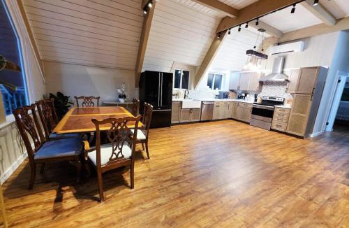 Snohomish Ski Chalet | Snohomish Chatel retreat w swimspa, sauna & games