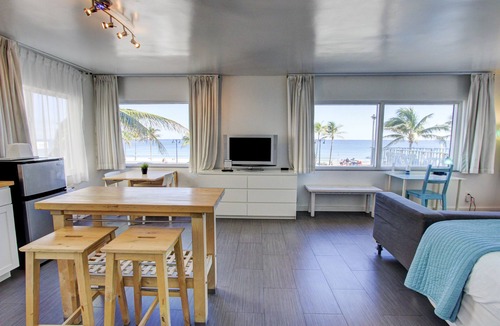 Central Beach Hotel | Snooze