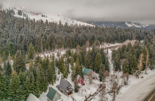 Snoqualmie Pass House | Snoqualmie Pass Cabin w/Deck: Walk to Ski Lift