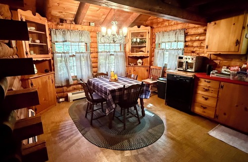 Wardsboro House | Snow Mountain Lodge- Mt Snow & Stratton Mtn Indoor Pool, Golf, Hike, VAST Trails
