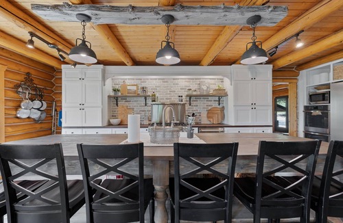 Eden Cabin | Snowberry Inn: Large Kitchen & Gathering Room 9BR 11BA Ensuite bath in all rooms