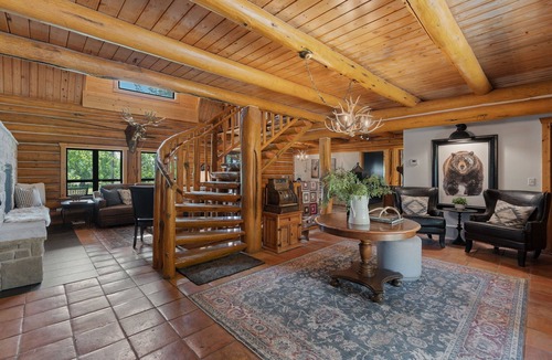 Eden Cabin | Snowberry Inn: Large Kitchen & Gathering Room 9BR 11BA Ensuite bath in all rooms