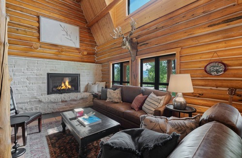 Eden Cabin | Snowberry Inn: Large Kitchen & Gathering Room 9BR 11BA Ensuite bath in all rooms