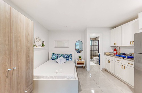River Oaks Apartment | Snowbird-friendly studio with kitchenette, washer/dryer, desk, streaming, & AC