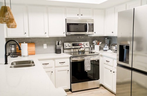 Saint Simons Heights Condo | Snowbird Special! Updated condo with marsh views!