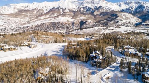 Mountain Village House | Snowdrift Cabin by AvantStay