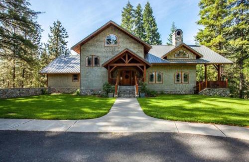 Leavenworth Ski Chalet | Snowgrass Lodge - River, Mountain Views & Hot tub