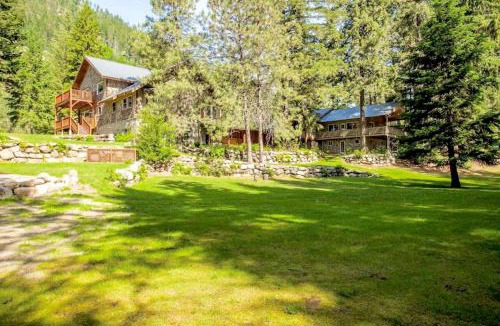 Leavenworth Ski Chalet | Snowgrass Lodge - River, Mountain Views & Hot tub