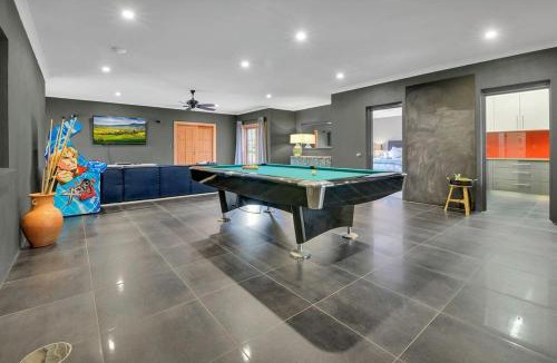 Canobolas House | Snowline - Ultimate Getaway, Pool, Sleeps 16